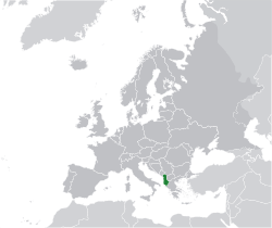  Arnavutluk konumu  (yeşil)Avrupa'da  (yeşil & koyu gri)