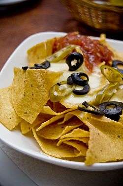 Nacho peyniri, zeytin, jalapeño biberi, ekşi krema ve salsa sosuyla hazırlanmış Nachos