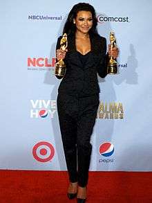2012 törende onun iki Alma Ödülleri ile poz