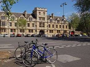St. Giles Caddesi'nden kolej manzarası